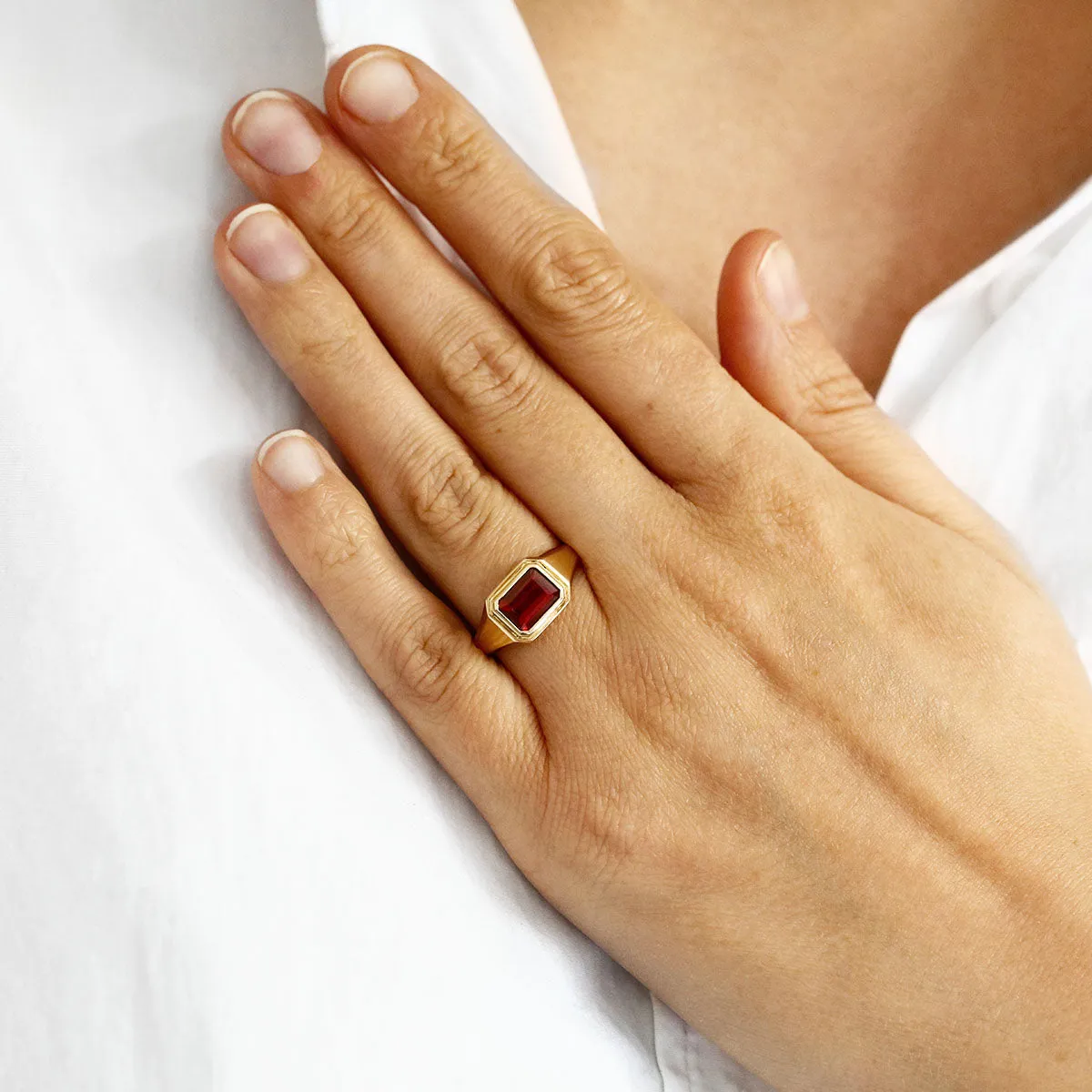 Bijou Collection 2.09ct Octagonal Garnet Signet Ring | 9K Yellow Gold