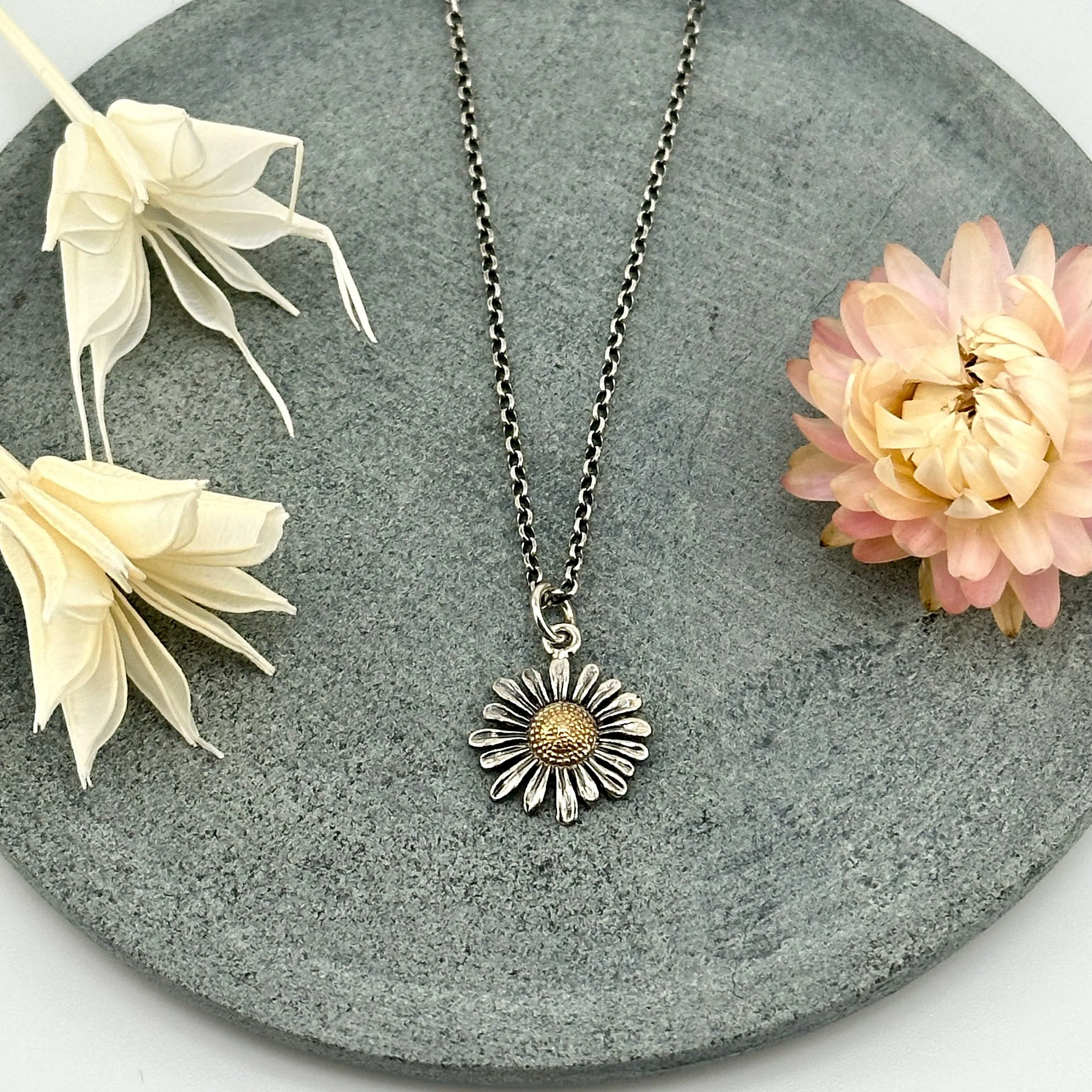 Daisy Necklace - Medium