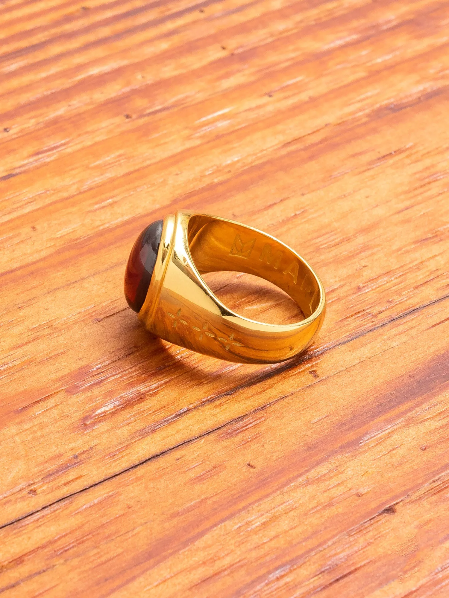 Tommy Signet Ring in Gold/Red Garnet
